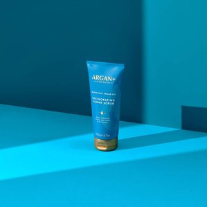 Argan + invigorating sugar scrub standing in ray of light.
Photographed and styled by cosmetic photographer Tom Hargreaves in his studio in Exeter, Devon