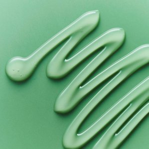 A zig zag cosmetic styled swatch of shower gel on a green background photographed in Tom Hargreaves photography studio in Exeter