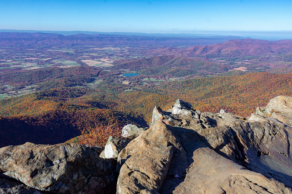 A wide-angle view of the scenery of Stony Man Mountain