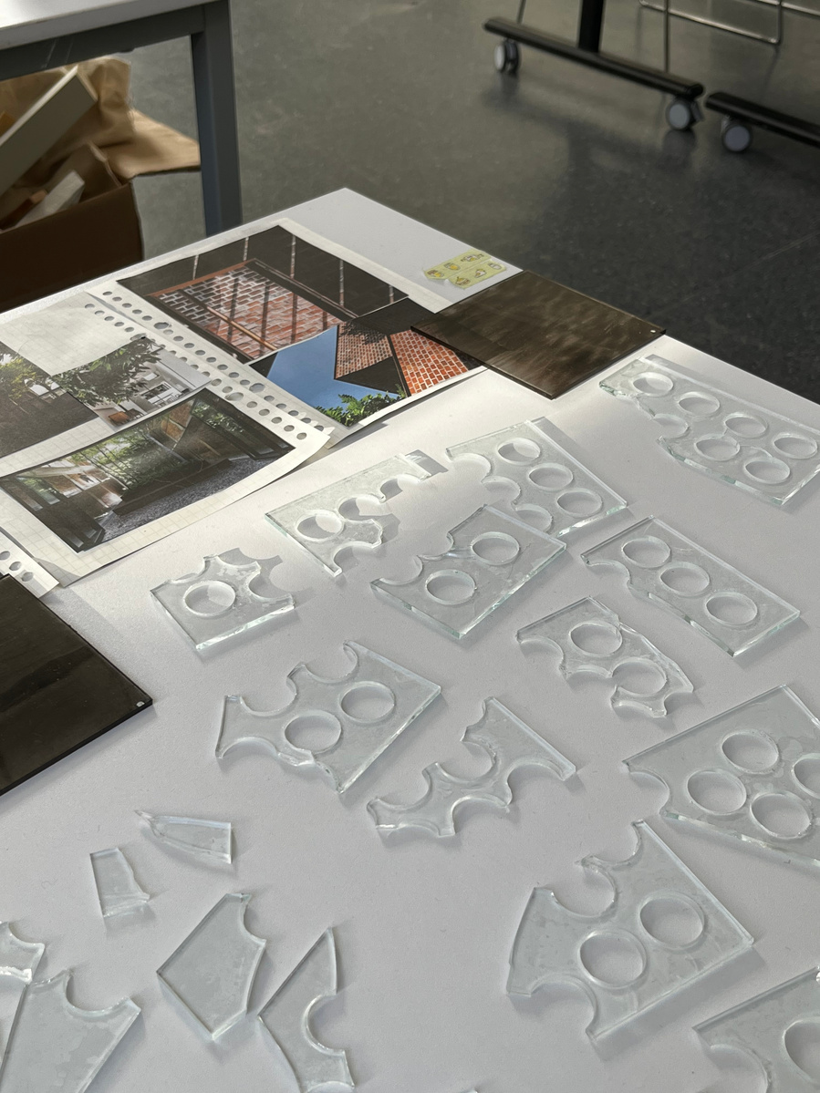 12.2 pieces in angle | float glass, drilling glass, light | 06.02.2023 | doryeek