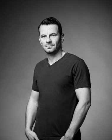 Portrait corporatif individuel en noir et blanc, d,un homme d'âge moyen, en t-shirt