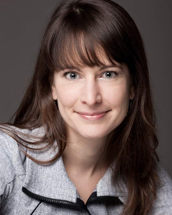 Portrait en plan rapproché réalisé en studio, jeune femme souriante aux cheveux bruns
