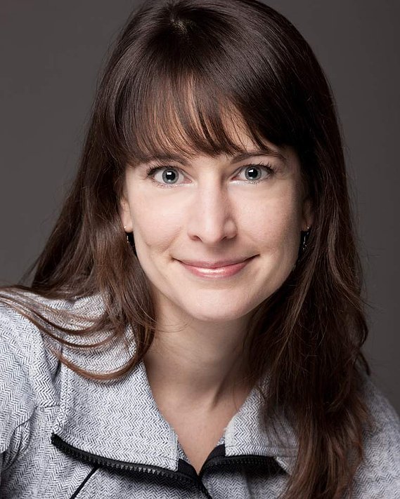 Portrait en plan rapproché réalisé en studio, jeune femme souriante aux cheveux bruns