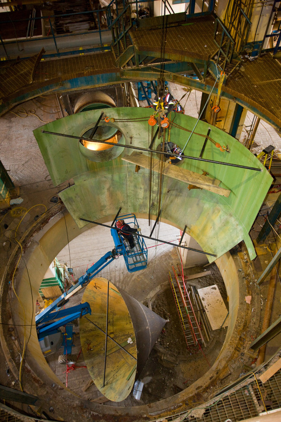Photo industrielle montrant des ouvriers en train de démanteler une usine chimique