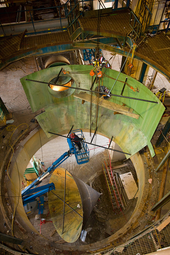 Photo industrielle montrant des ouvriers en train de démanteler une usine chimique
