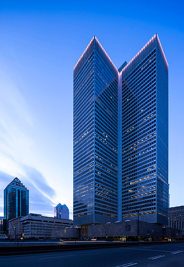 Photo extérieure nocturne montrant les bureaux de WeWork à la Place Ville-Marie, les édifices avoisinants et le boulevard René-Levesque