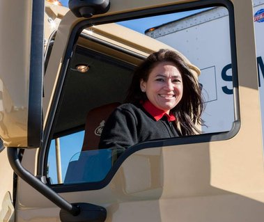 Chauffeuse d'un camion de la compagnie Simard Transport à bord de son véhicule