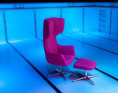 Photo publicitaire d'une chaise photographiée au fond d'une piscine au Bain Mathieu à Montréal chaise fuchsia sur fond de céramique bleue