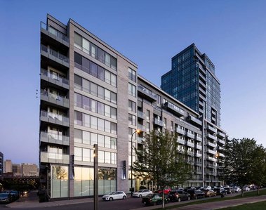 Projet domiciliaire Solano, Vieux-Montréal, vue de la façade d'un édifice de neuf étages, prise au lever du jour