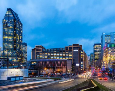 Photo d'architecture extérieure de la Place Bonaventure à Montréal, prise au crépuscule et montrant le boulevard Robert-Bourassa et les édifices environnants