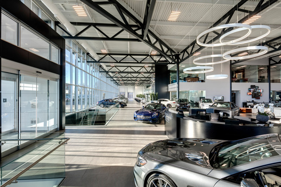 Concessionnaire automobile Mercedes-Benz Rive-Sud, salle de montre éclairée par le soleil matinal