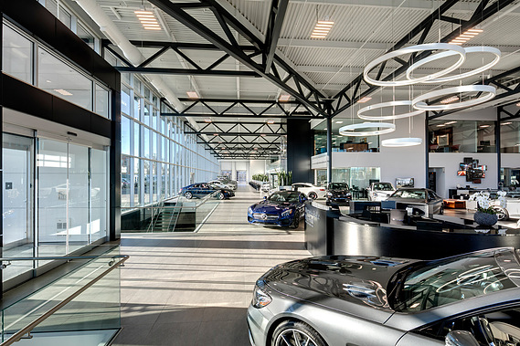 Concessionnaire automobile Mercedes-Benz Rive-Sud, salle de montre éclairée par le soleil matinal