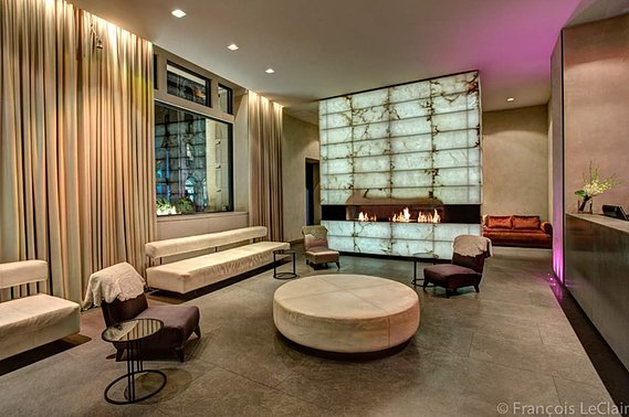  Lobby Hôtel St-Paul, Vieux-Montréal divans vastes et luxueux, feu de foyer comptoir de réception