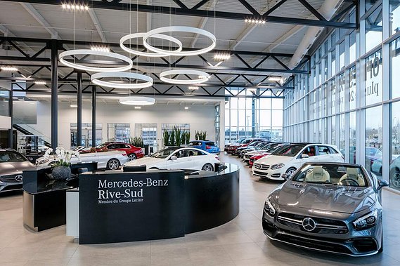 Concessionnaire automobile Mercedes-Benz Rive-Sud avec sa salle de montre, ses grandes vitrines et ses voitures de luxe