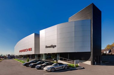 Exterior night photo of the Porsch dealership in Ville Saint-Laurent