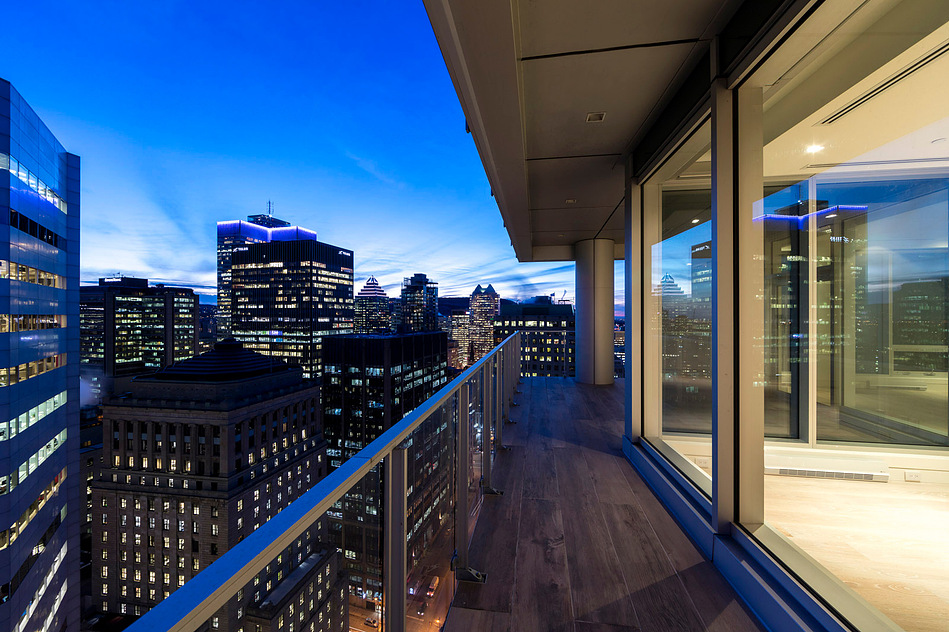Condo de luxe situé au sommet de l'édifice Altoria au centre-ville de Montréal, vue du centre-ville le soir à partir d'une de ses terrasses