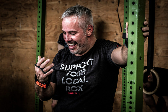 Homme en sueur récupérant après une exercice dans un cours de Crossfit