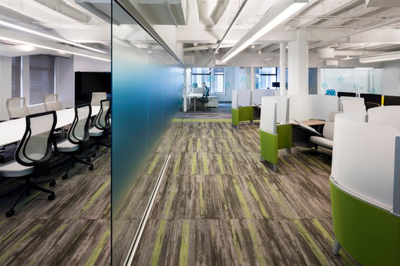 Photo d'architecture intérieures mettant en valeur l'aménagement intérieur de bureaux  une cloison de verre givré sépare la salle de conférence des espace de bureaux individuels