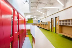 Photo architecturale intérieure d'une école montrant couloir et cases répartis sur deux niveaux