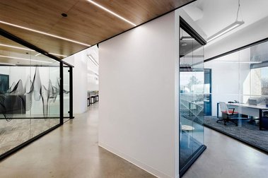Espaces à bureaux montrant cloisons et bureau vitré d'un côté et salle de conférence de l'autre