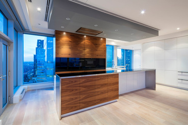 Espace cuisine d'un condo de luxe situé au sommet de l'édifice Altoria au centre-ville de Montréal, avec vue sur le centreville