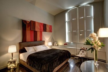 Chambre Hôtel St-Paul, Vieux-Montréal volet en bois, grand lit et décoration luxueuse