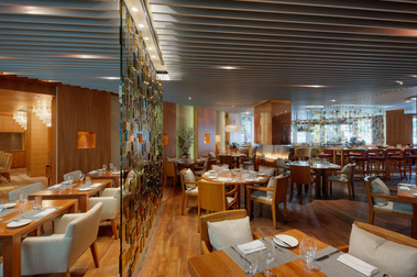 Photo architecturale intérieure d'un restaurant de l'hôtel Ritz-Carlton à Montréal montrant deux sections séparées par une cloison de verre
