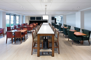 Salle à manger de l'hôtel OTL à Sherbrooke avec ses longues tables 
