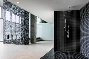 Condos Solano, Vieux-Montréal, vue des douches de la piscine publique, céramique noire et blanche, grands espaces vitrés tout autour