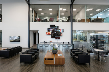 Salle d'attente du concessionnaire automobile Mercedes-Benz Rive-Sud avec les bureaux à l'étage