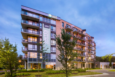 Photo d'architecture extérieure de la résidence pour personnes âgées Lilo à l'ile Perrot, édifice vue dans son ensemble, montrant les balcons et les arbres qui l'entourent