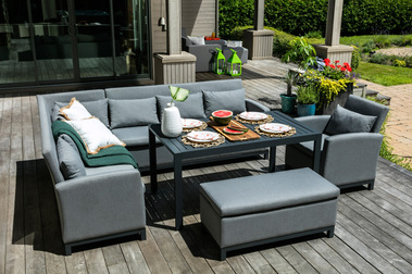 Photo life style d'ensembles de patios photographiés sur une terrasse de bois des coussins et plats donnent vie à la scène
