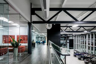 Vue de la salle de montre du concessionnaire automobile Mercedes-Benz Rive-Sud à partir de l'étage des bureaux