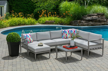 Photo life style d'ensembles de patios photographiés au bord de piscines quelques accessoires servent de décoration, chapeau, serviette, table à café, et plantes