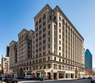 Façade d'un édifice au centre-ville de Montréal