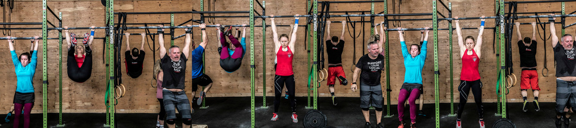 Photo panoramique de gens en action à un cours de CrossFit