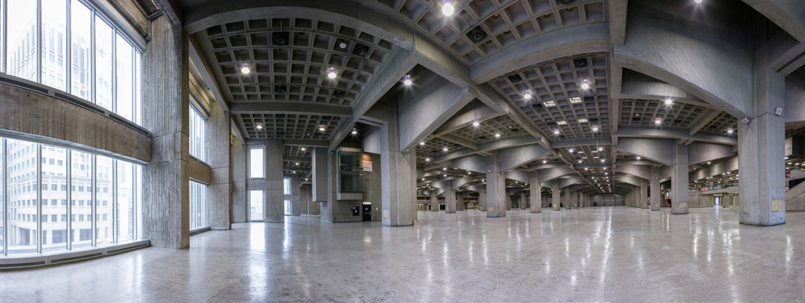 Photo panoramique des halls d'exposition de la Place Bonaventure, à Montréal montrant ses grandes fenêtres et ses hauts plafond en béton