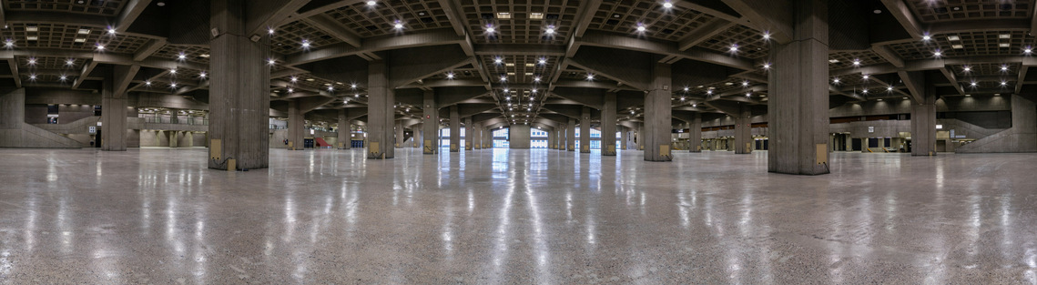 Photo panoramique des salles d'expositions de la Place Bonaventure à Montréal, vue à 180 degrés