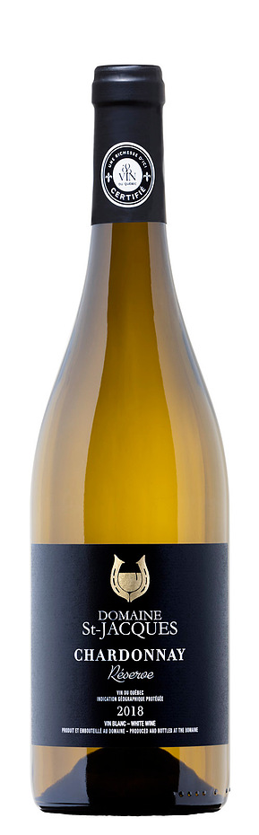 Photo d'une bouteille de vin blanc sur fond blanc, en studio