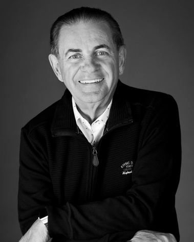 Portrait corporatif noir et blanc en studio de M. Jacques Duchesneau, tenue et pose décontractées