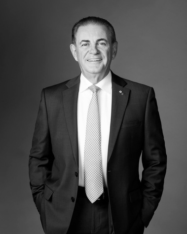 Portrait corporatif en studio de M. Jacques Duchesneau, en noir et blanc, plan américain, complet cravate