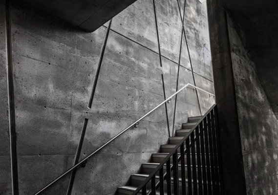 Photo noir et blanc d'un escalier de béton dans une école
