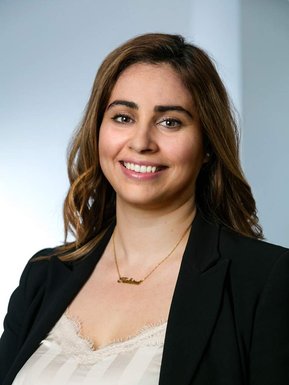 Portrait corporatif d'une employée  d'un cabinet d'avocats, souriante
