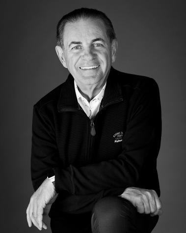 Portrait  de M. Jacques Duchesneau, en tenue décontractée, les bras appuyés sur les genoux, portrait corporatif en noir et blanc