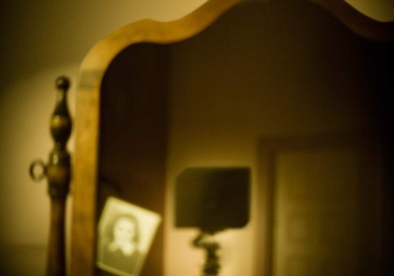 Auto-portrait d'une caméra devant un miroir à l'aide d'un objectif pinhole, miroir d'époque, vieille photo noir et blanc teints sépia