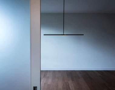Porte coulissante  en verre dépoli donnant accès à la salle à manger, plancher en bois franc, luminaire suspendu