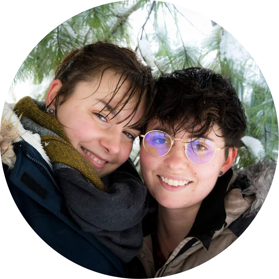 Portrait d'un couple de jeunes au Parc Lafontaine à Montréal, au début de l'hiver, gros plan pris sous un arbre enneigé