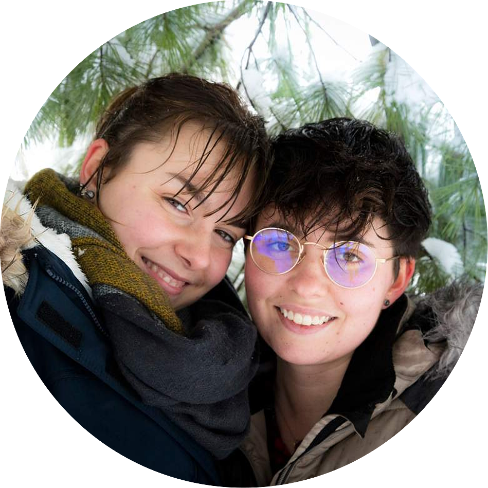 Portrait d'un couple de jeunes au Parc Lafontaine à Montréal, au début de l'hiver, gros plan pris sous un arbre enneigé