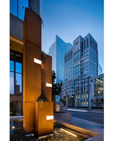 Fontaine située à la place Bonaventure au centre-ville de Montréal, structure en métal rouillé, avec plantes et luminaires intégrés