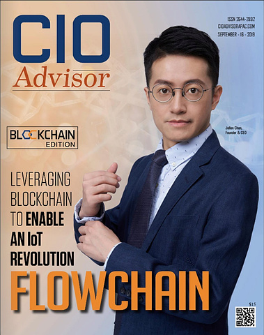 穿深藍色西裝的男性企業創辦人登上 CIO Advisor 區塊鏈專刊封面